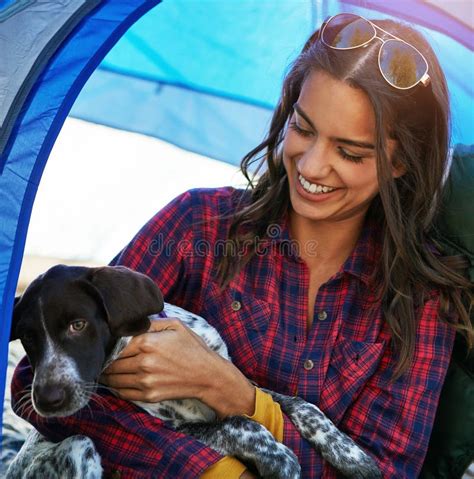 Chica joven a solas con su perro